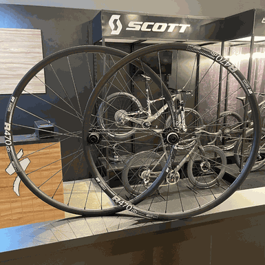 Rodas DT SWISS R470 em Alumínio com cubos SHIMANO